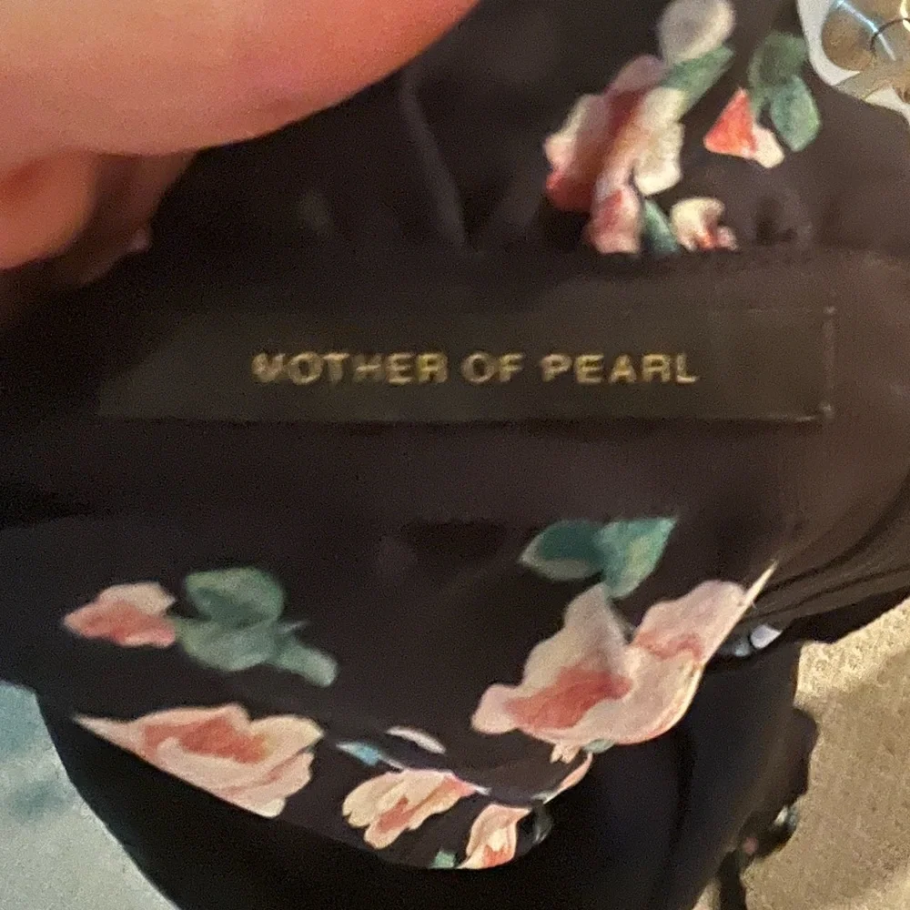 Mother of Pearl open back dress with puff sleeve and Pearl beading - Picture 4 of 4